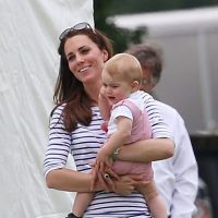 Príncipe George chora e puxa a calça de Kate Middleton em jogo de polo