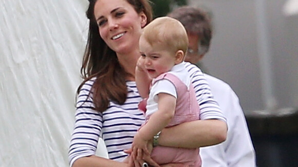 Príncipe George chora e puxa a calça de Kate Middleton em jogo de polo