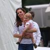 Príncipe George esbanja fofura em evento e chora no colo de Kate Middleton (15 de junho de 2014)