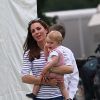 Príncipe George esbanja fofura em evento e chora no colo de Kate Middleton (15 de junho de 2014)