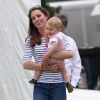 Príncipe George faz pirraça no colo de Kate Middleton