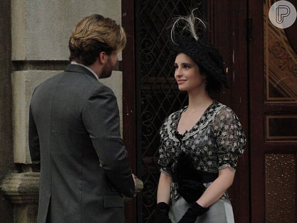 Laura sente ciúmes ao ver o ex-marido conversando com a viúva Heloisa (Ana Sophia Folch) em 'Lado a Lado'