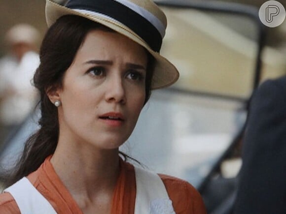 Laura (Marjorie Estiano) pensa que Edgar (Thiago Fragoso) está envolvido com Heloisa (Ana Sophia Folch), em 'Lado a Lado', em 11 de fevereiro de 2013