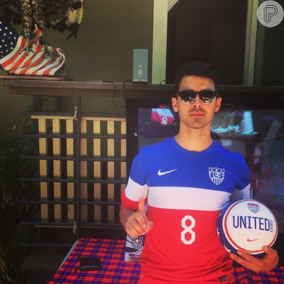 O ator e cantor estadunidense Joe Jonas, usou o Instagram e postou uma imagem em que veste a camisa dos Estados Unidos e segura uma bola também da Seleção