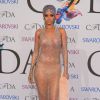 Rihanna chamou a atenção com um vestido transparente durante o CFDA Awards, em Nova York, Estados Unidos, na noite do dia 2 de junho de 2014
