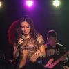 Anitta sensualiza durante apresentação no Club A, em São Paulo