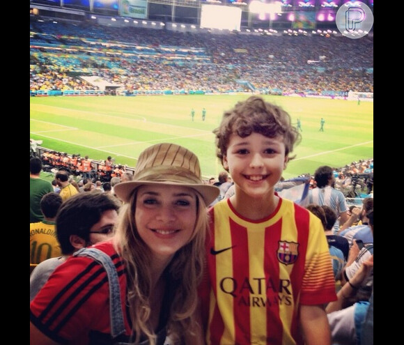 Christine Fernandes também gosta de futebol e foi assistir a um jogo ao lado do filho, Pedro, no Maracanã