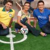 Fátima Bernardes não perde um jogo; apresentadora vestiu a camisa com as cores do Brasil e posou ao lado dos parceiros do 'Encontro' Lair Renoir e Marcos Veras