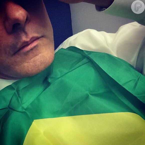 No dia da partida entre Brasil e Croácia, o marido de Fátima Bernardes, William Bonner, não apresentou o "Jornal Nacional" por causa de uma gripe; jornalista postou foto com a bandeira do Brasil sobre o peito