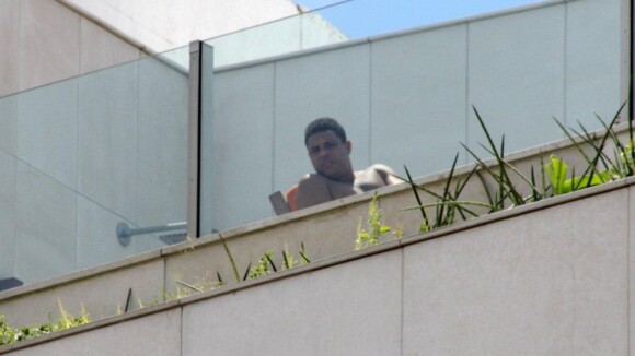 Ronaldo assiste a bloco pré-carnavalesco de sua cobertura no Leblon, RJ. Vip!