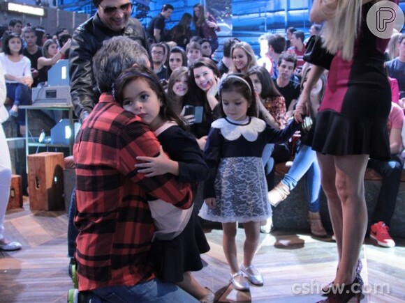 As filhas gêmeas de Luciano distribuíram abraços em todos os convidados do programa