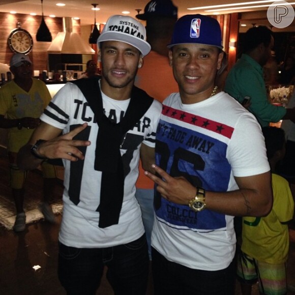 Neymar posa com o cunhado de Thiago Silva