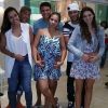Encontro de casais: Daniel Alves, Thiago Silva e Neymar posam com as suas amadas durante a festa