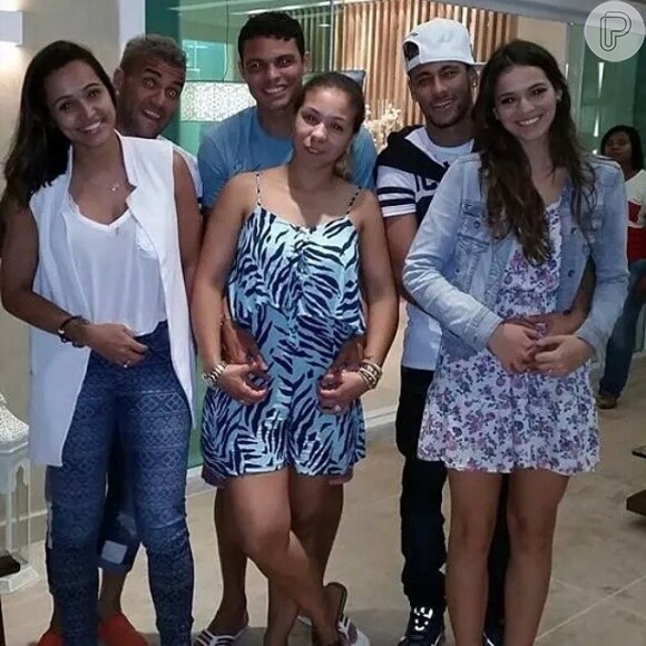 Encontro de casais: Daniel Alves, Thiago Silva e Neymar posam com as suas amadas durante a festa