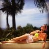Katy Perry posta foto tomando sol vestindo shortinho curto e de top e compartilha no Instagram