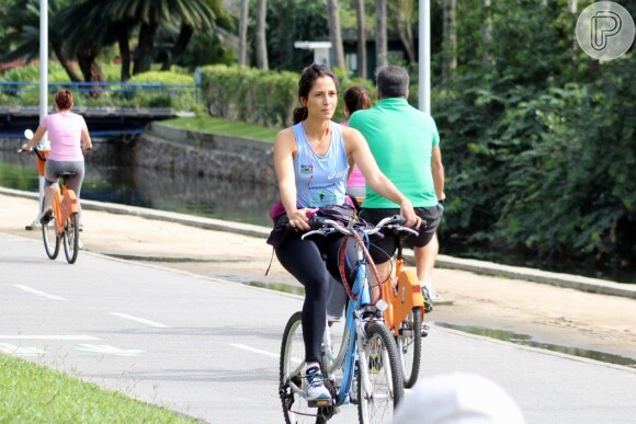 Camila Pitanga curtiu o sábado, 21 de junho de 2014, nublado pedalando na orla da Lagoa Rodrigo de Freitas, na Zona Sul do Rio. Ouvindo música e com um sorriso estampado no rosto, a atriz mostrou que está em ótima forma