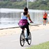 Camila Pitanga curtiu o sábado, 21 de junho de 2014, nublado pedalando na orla da Lagoa Rodrigo de Freitas, na Zona Sul do Rio. Ouvindo música e com um sorriso estampado no rosto, a atriz mostrou que está em ótima forma