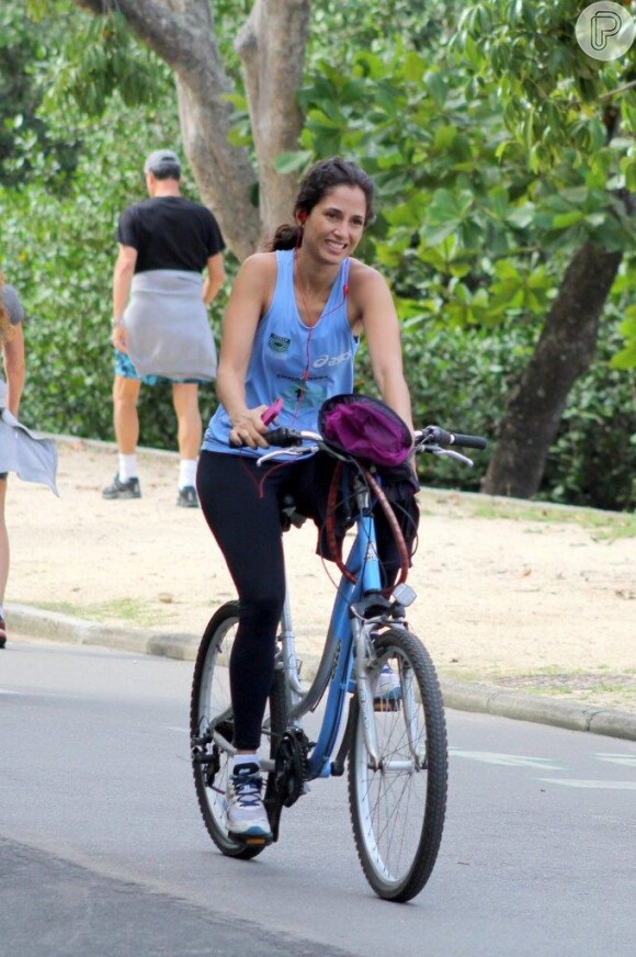 Camila Pitanga curtiu o sábado, 21 de junho de 2014, nublado pedalando na orla da Lagoa Rodrigo de Freitas, na Zona Sul do Rio