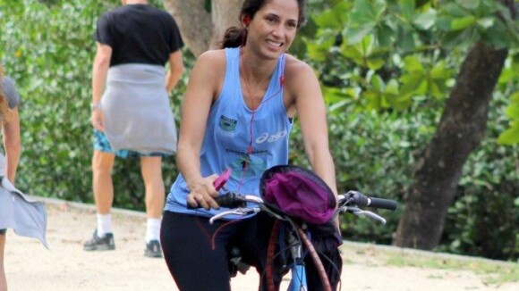 Camila Pitanga mostra boa forma e simpatia durante passeio de bicicleta no Rio