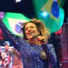 Claudia Leitte cantou o tema da copa do mundo, 'We Are One', no show que fez em Pernambuco