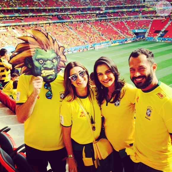 Malvino Salvador foi ao estádio Mané Garrincha assistir ao jogo do Brasil contra Camarões acompanhado da namorada, Kyra Gracie, e da atriz Fernanda Paes Leme