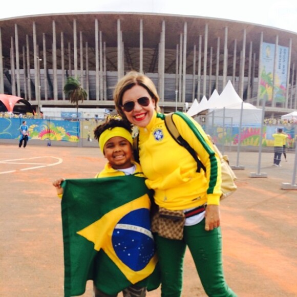 Astrid Fontenelle levou o filho, Gabriel, para assistir ao jogo no estádio Mané Garrincha, em Brasília: 'Chegamos!! Salve Mane Garrincha! Salve os Deuses do Futebol! Muito bom poder trazer'