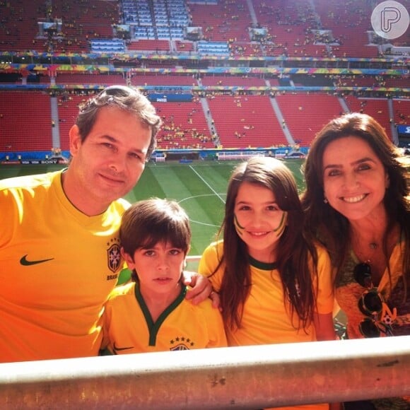 Monique Curi, atriz de 'Em Família', levou a família para torcer pelo Brasil de perto