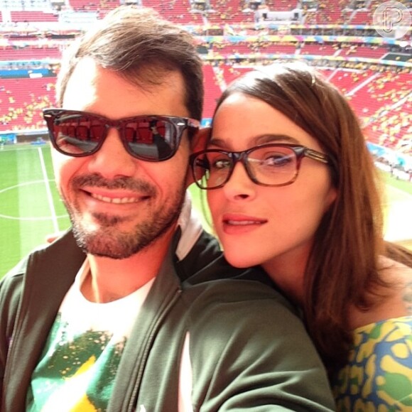 Juliano Cazarré conta com a companhia da mulher, Letícia Bastos, na torcida pela Seleção Brasileira