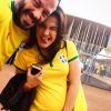 Malvino Salvador chegou acompanhado da namorada, a lutadora Kyra Gracie, ao estádio Mané Garrincha: 'Vai Brasil! Brasil x Camarões'