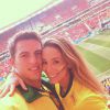 Danielle Winits também foi acompanhada do namorado, Amauri Nunes, e posou para foto momentos antes do jogo