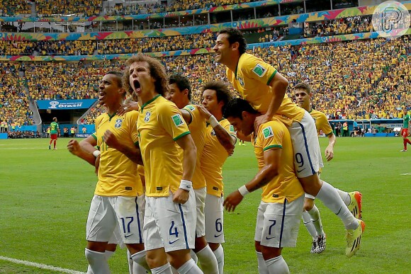 Fred comemora com outros jogadores da Seleção a vitória do Brasil