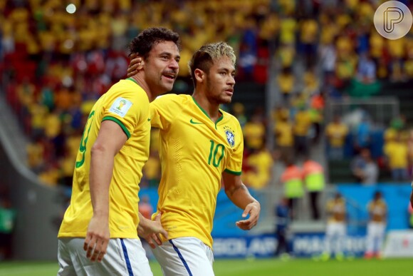 Fred celebra com Neymar o seu primeiro gol na Copa do Mundo