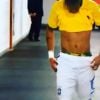Neymar usa sunga estampada com a bandeira do Brasil durante o jogo