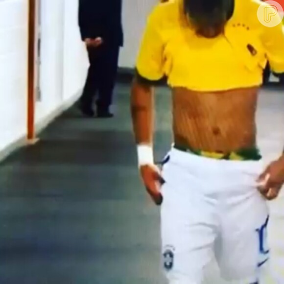 Neymar usa sunga estampada com a bandeira do Brasil durante o jogo