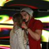 Luan Santana dá beijo em fã em show na Bahia