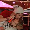 Luan Santana beija fã em show na Bahia na noite desta segunda-feira, 23 de junho de 2014