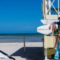 Gisele Bündchen e Sean O'Pry estrelam campanha publicitária em praia americana