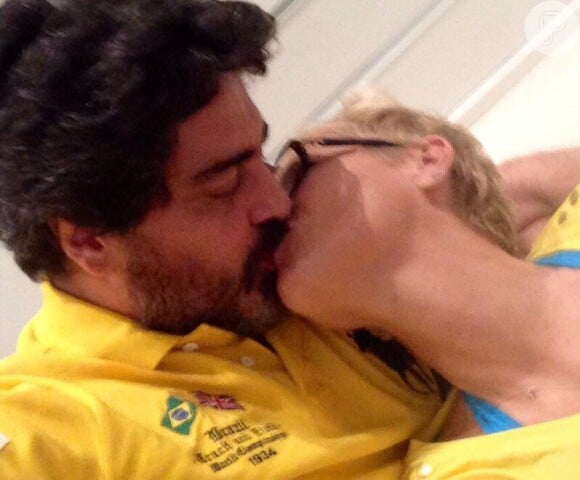 Junno Andrade, namorado de Xuxa, também esteve na casa da apresentadora para torcer pelo Brasil