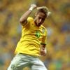 Neymar alavanva vendas de sunga verde-amarelo usada por ela durante jogo entre Brasil e Camarões; empresa Blue Man, que doou a peça nega vínculo comercial, que é proibido pela Fifa