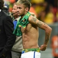 Neymar usa sunga de marca concorrente durante jogo do Brasil contra Camarões
