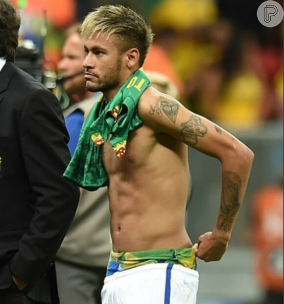 Neymar deixou a sunga à mostra após deixar o campo no jogo do Brasil contra Camarões na última segunda-feira, 23 de junho de 2014