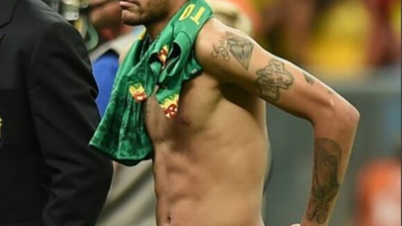 Neymar usa sunga de marca concorrente durante jogo do Brasil contra Camarões