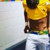 Neymar exibiu a peça durante o intervalo do jogo do Brasil contra Camarões, em Brasília