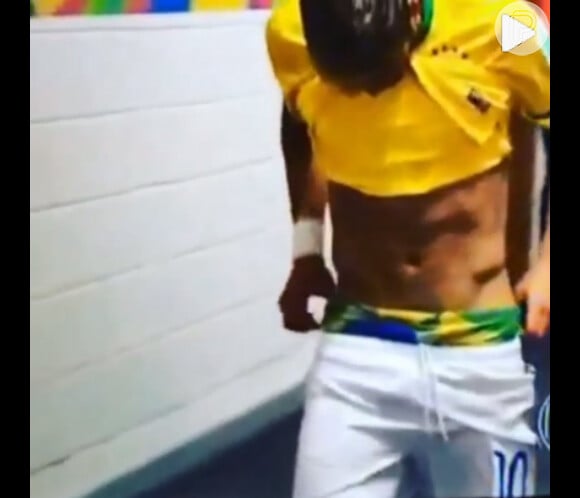 Neymar exibiu a peça durante o intervalo do jogo do Brasil contra Camarões, em Brasília