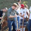Príncipe Harry prepara terra para plantio de pé de manacá-da-serra