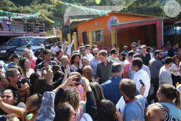 Príncipe Harry é recebido pela população de Cubatão, em São Paulo
