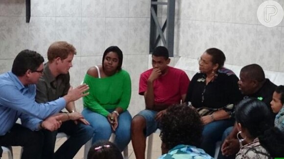 Príncipe Harry conversa com famílias apoiadas pelo projeto Acer Brasil