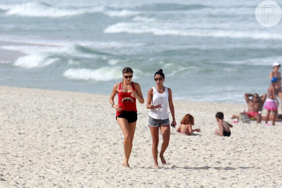 Para manter a forma, Grazi Massafera intercala exercícios na praia com boa alimentação e academia