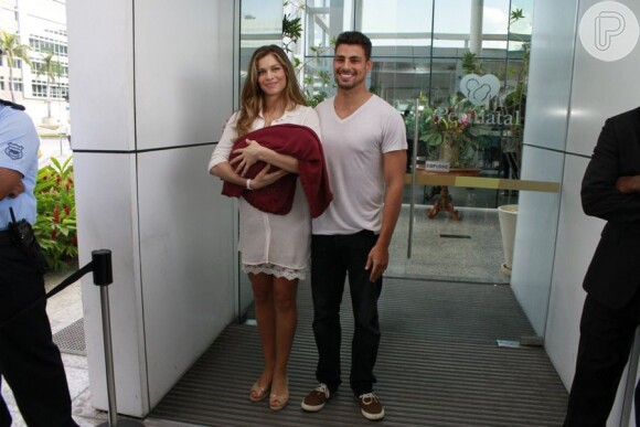 Grazi Massafera posou com a filha, Sofia, no colo quando deixou a maternidade, no Rio de Janeiro, acompanhada de Cauã Reymond em maio de 2012