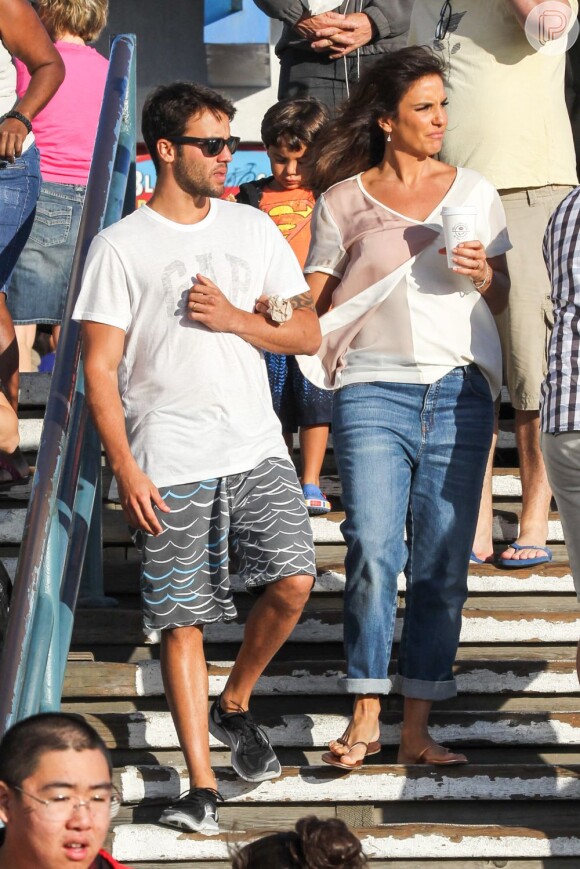 Ivete Sangalo é clicada usando calça boyfriend e de chinelos na companhia do marido, Daniel Cady, e do filho, Marcelo; cantora assume estilo basicão